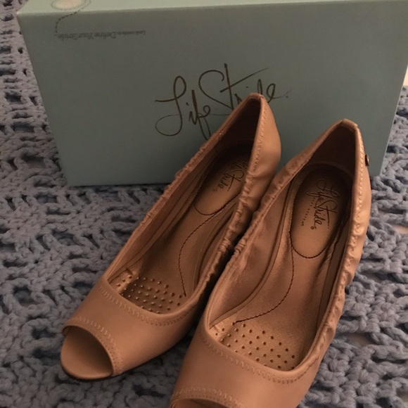 NWOT Life stride Taupe Open Toe Wedge 9M - Picture 2 of 5